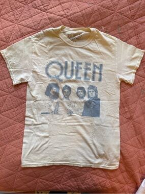 Queen Band Vintage-Style Graphic Tee in Cream with Blue Print